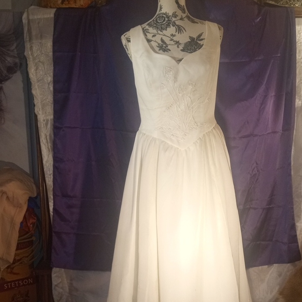 Elegant Ivory Sleeveless Wedding Dress
